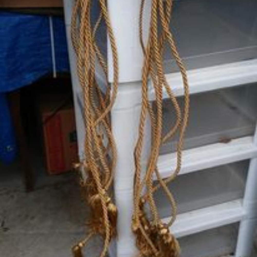 SEVEN DECORATIVE GOLD TASSELS.